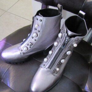 KARL LAGERFELD 7.5M Payden Pearl Zip Metallic Chunky Lug Booties